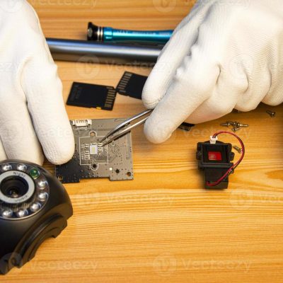 remove-the-ip-camera-to-repair-cctv-photo
